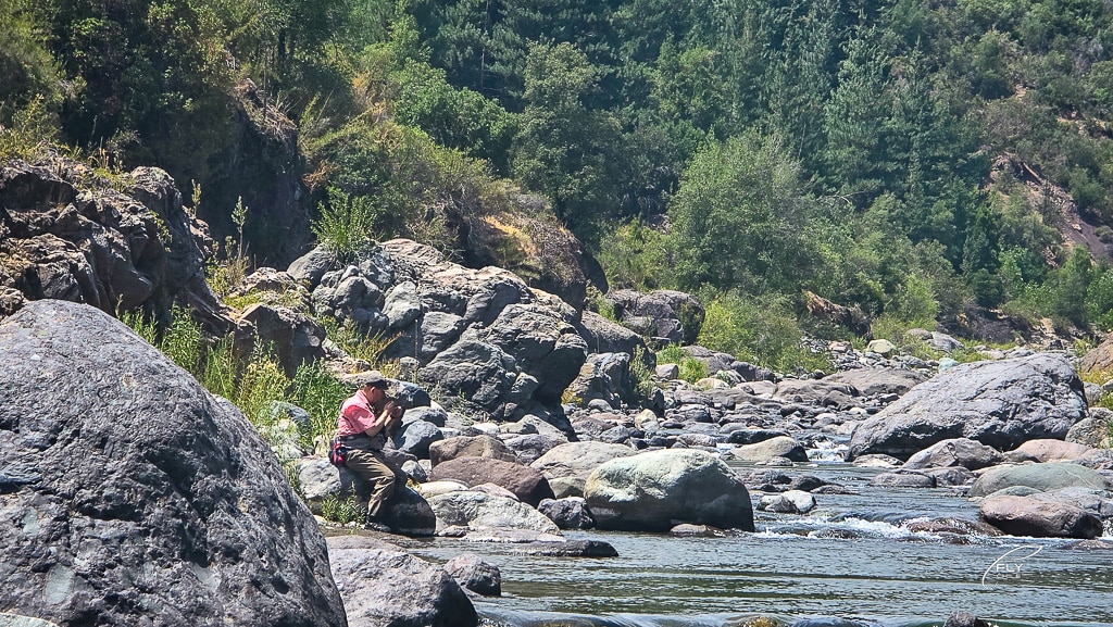 Pesca con mosca en el Río Claro, Sierras de Bellavista: destino, técnicas y equipamiento 5 Pescador con mosca entre las rocas del Rio Claro - pesca con mosca sierras de bellavista
