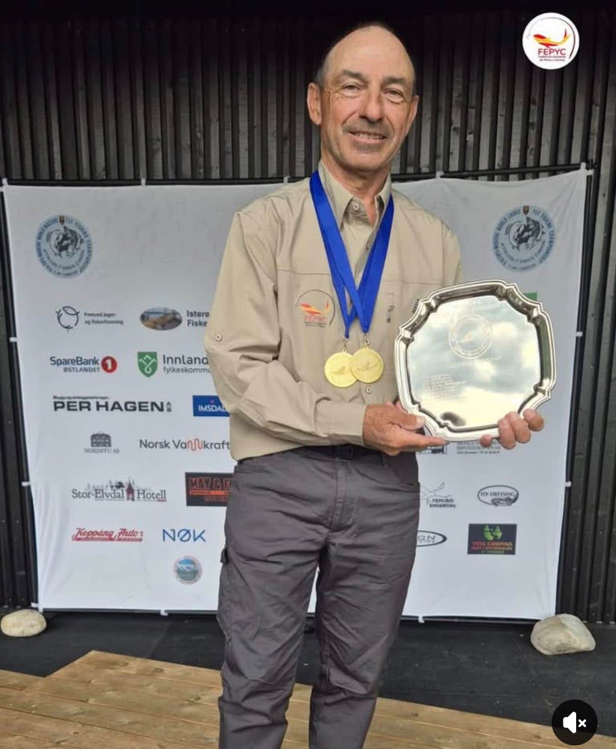 Jordi Oliveras, campeón del mundo máster de pesca con mosca 2 Jordi Oliveras campeon del mundo master de pesca con mosca con sus dos medallas de oro y la bandeja de campeon individual